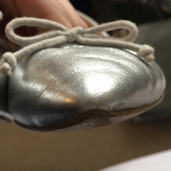 Talbots silver pointy flats with bow - Picture 8 of 8